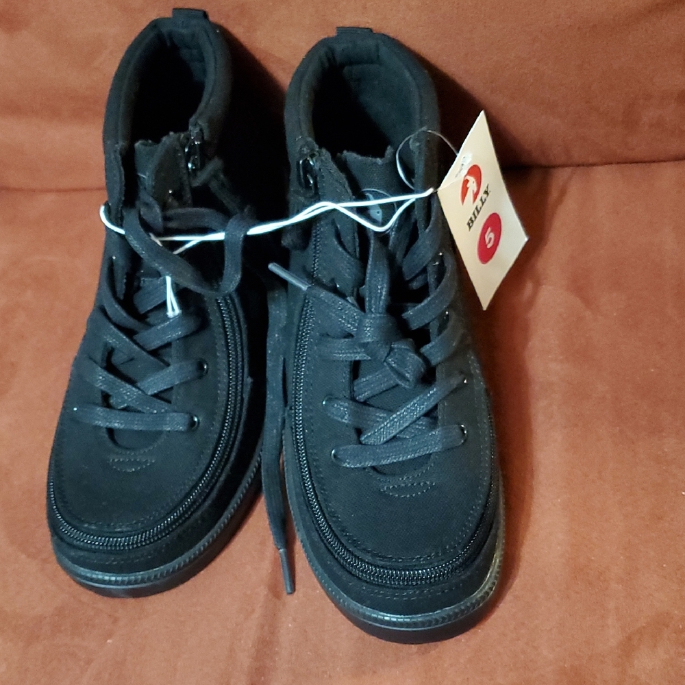 NWT BILLY Footwear Zippered Harmon Black Sneakers Kids Size 5